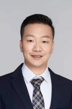 穿着西装笔挺的男子描述已自动生成 穿着西装笔挺的男子描述已自动生成